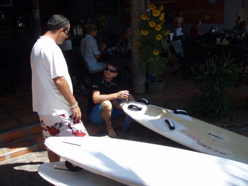 Remi in a talk with Pascal, the owner of Jibes and Fullmoon while getting the boards ready.