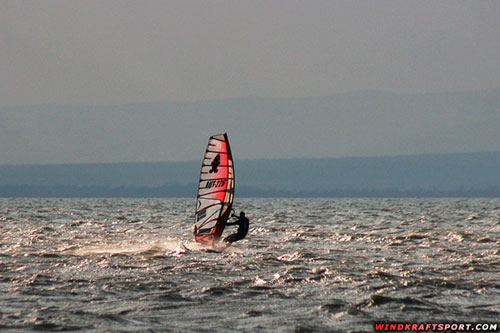 Powered up on 6,7 in the bay of Podersdorf (pic: windkraftsport.com).