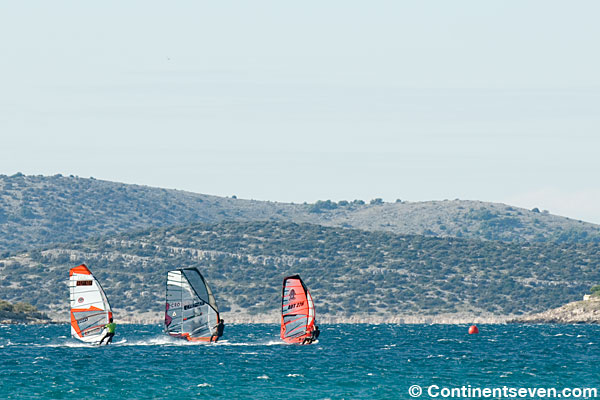 Full speed on the first leg of the downwind Slalom (Pic: Kerstin Reiger)