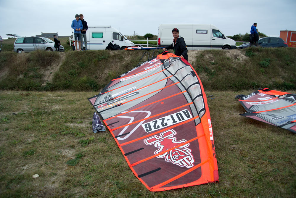 Rigging for the first time at La Torche, the wind will kick in later (Pic: Kerstin Reiger).