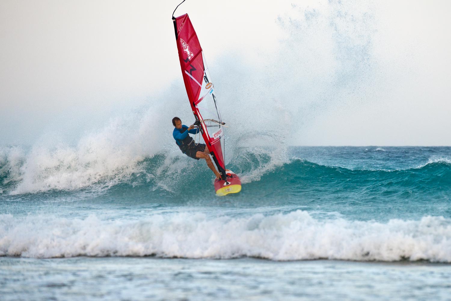 Riding a wave at Risco el Paso in Fuerteventura with the 4G 4.0 m in 2017 (Photo: ©Kerstin Reiger)
